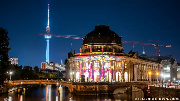 Bode Museum and the TV tower during the Berlin Festival of Lights 2020 (picture-alliance/dpa/Chr. Gateau)