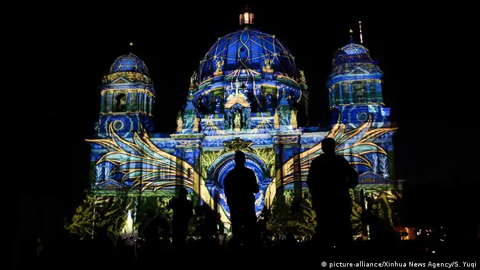 Berlin Cathedral during the 2020 Festival of Lights (picture-alliance/Xinhua News Agency/S. Yuqi)
