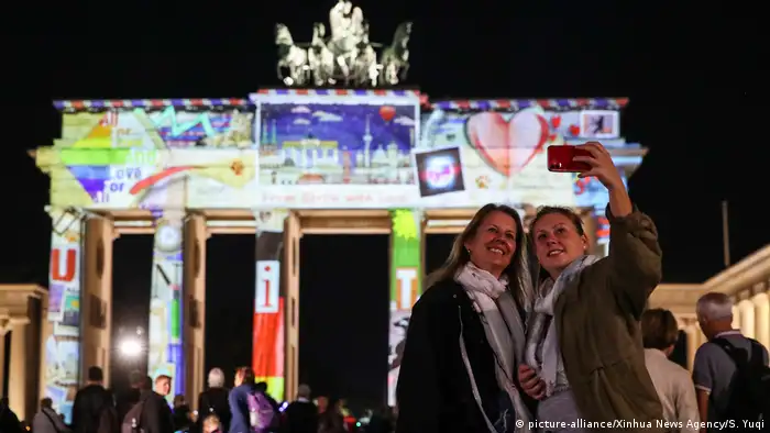 Brandenburg Gate during the 2020 Festival of Lights in Berlin (picture-alliance/Xinhua News Agency/S. Yuqi)