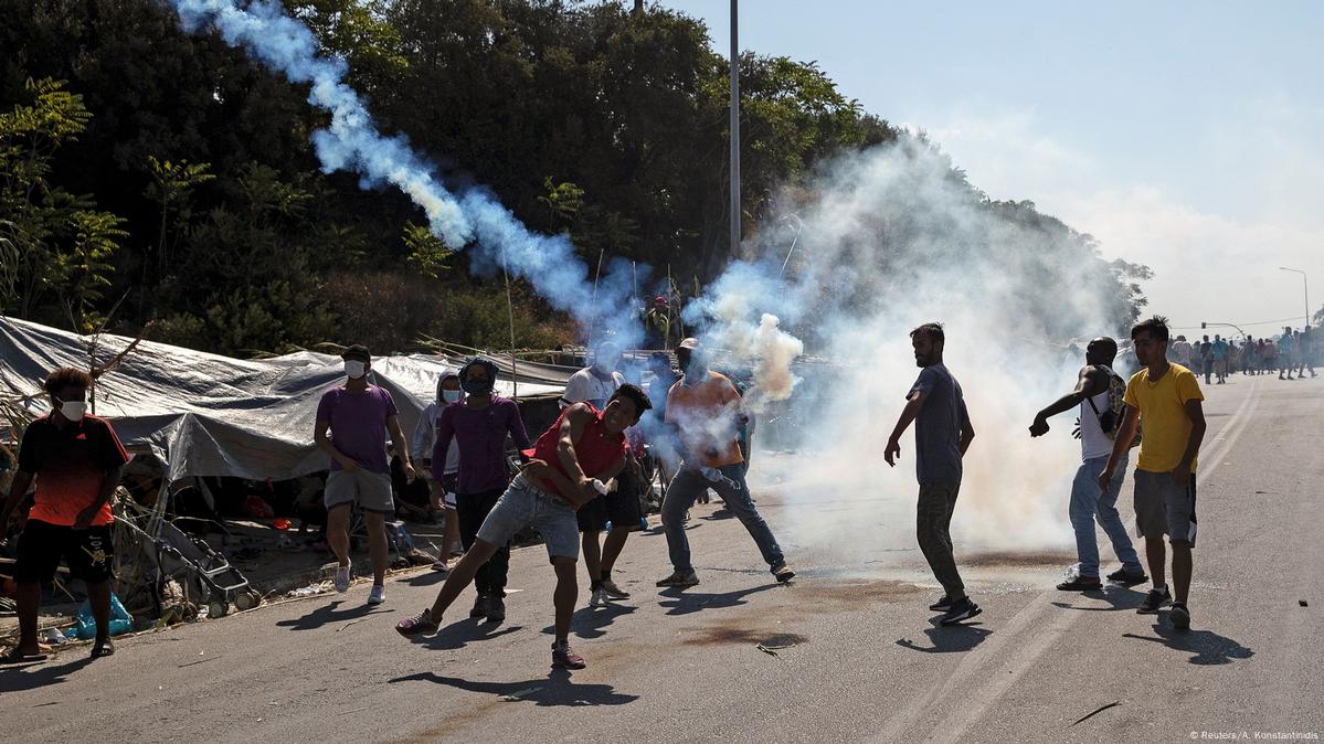 Greek Riot Police Fire Tear Gas At Lesbos Migrants Dw 09122020 7268