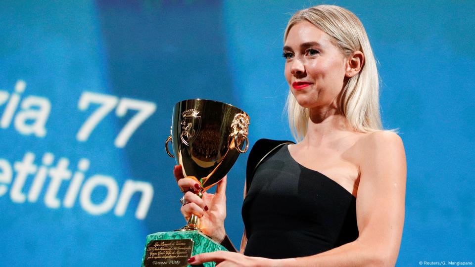 Nomadland' takes first prize at Venice Film Festival – DW – 09/12/2020