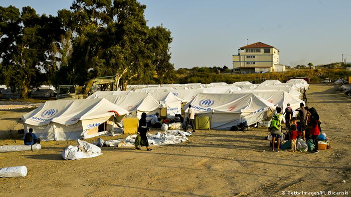 Беженцы у палаток в лагере Кара Тепе на острове Лесбос