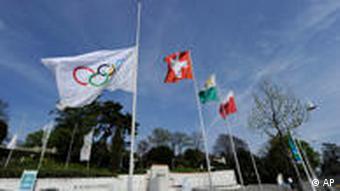 Olympische Flagge am IOC-Sitz in Lausanne auf Halbmast. Foto: AP