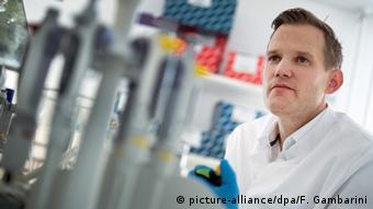 Ο Χέντρικ Στρέεκ διευθύνει το ινστιτούτο Ιολογίας στην Πανεπιστημιακή Κλινική της Βόννης