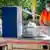 Ancião vota em urna improvisada, ao ar livre