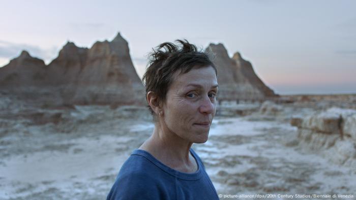 Frances McDormand的静止图像从游牧地站立在一个广阔的国家公园的，美国的。