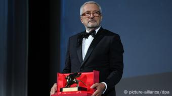 双年展主席罗伯托·塞库托（Roberto Secuto）担任金狮奖。