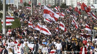 Тысячи людей на марше протеста в Минске