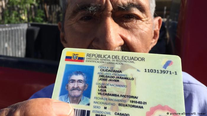 Foto simbólica de una persona con su pasaporte de Ecuador