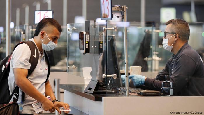 Foto simbólica de un viajero de Ecuador con un pasaporte
