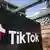 Вывеска с названием TikTok у входа в офис компании в Калифорнии