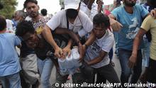 dpatopbilder - 12.09.2020, Griechenland, Lesbos: Migranten ringen um Wasserflaschen während deren Verteilung durch lokale Behörden. Mehrere Tausend Geflüchtete sind in Folge der Brände in dem überfüllten Flüchtlingslager Moria obdachlos geworden und haben bereits die vierte Nacht unter freiem Himmel verbracht. Foto: Petros Giannakouris/AP/dpa +++ dpa-Bildfunk +++ |