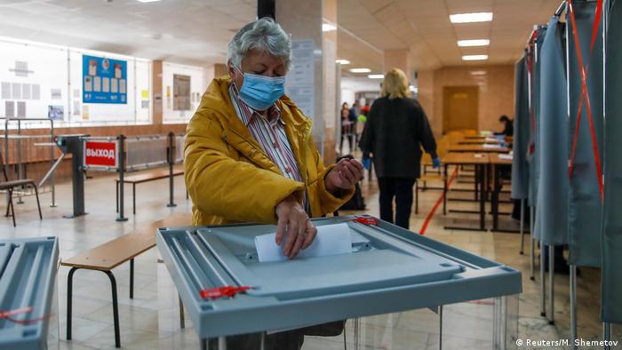 Выборы в РФ, на одном из избирательных участков в Томске (фото 2020 года)