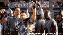 GLADIATOR / GLADIATOR UK/USA 2000 / Ridley Scott Kaiser Marcus Aurelius bestimmt den verdienten General Maximus zu seinem Nachfolger. Doch sein eifersüchtiger Sohn Commodus vereitelt nach dem Tod seines Vaters dessen Pläne. Er verstößt Maximus und dessen Familie und gibt den Befehl sie zu töten. Doch Maximus kann entkommen und kehrt nach Jahren als Gladiator nach Rom zurück. Er hat nur ein Ziel vor Augen: den Mord an seiner Familie zu rächen und den Herrscher Roms zu töten. Filmszene mit RUSSEL CROWE (Maximus, vorne, Mitte) Regie: Ridley Scott aka. GLADIATOR / GLADIATOR UK/USA 2000 *** Local Caption *** 00645435 | Verwendung weltweit