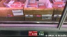 Bilder aus der Penny-Fililale in Berlin-Spandau
Thema: If the true environmental costs were part of the price tag, food in Germany would have to be much more expensive. Researchers have calculated just how much higher and one supermarket is testing the waters. DW, Anne-Sophie Brändlin, 9. September 2020