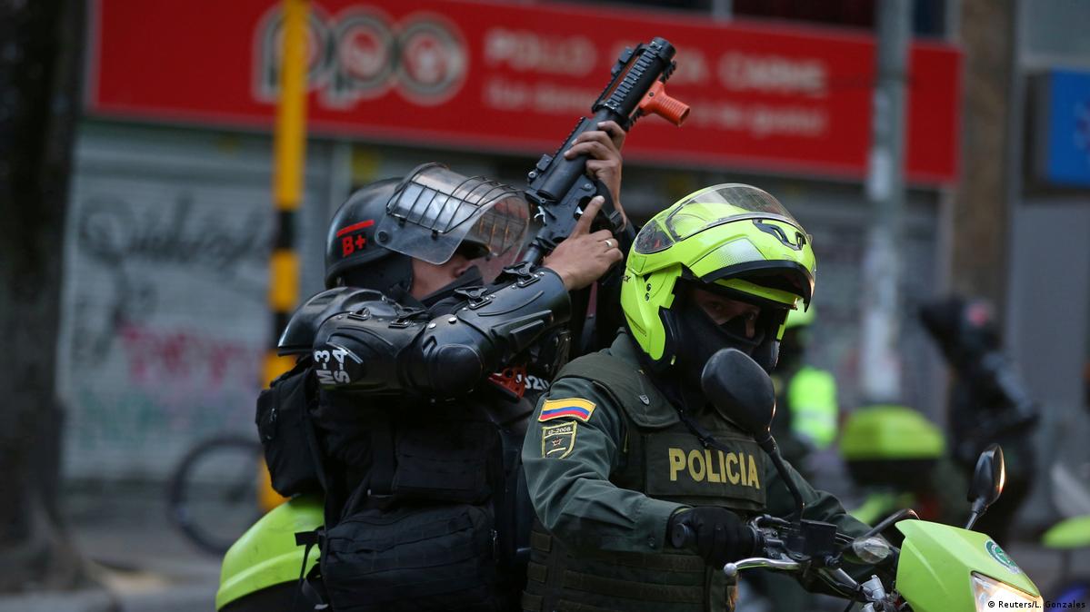 Colombia investiga a policías por violencia en protestas DW 15/09/2020