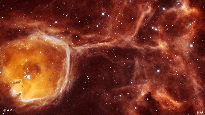 El Hubble nos ha ayudado a entender el nacimiento de estrellas y planetas, calcular la edad aproximada del universo y examinar la naturaleza de la materia oscura. Aquí vemos una gigantesca bola de gas creada por una explosión supernova.