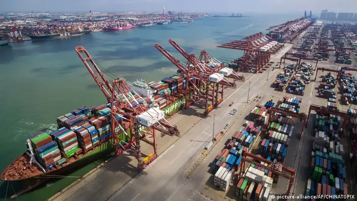 China Qingdao | Containerschiff im Hafen