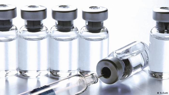 Шприц и ампулы с вакциной