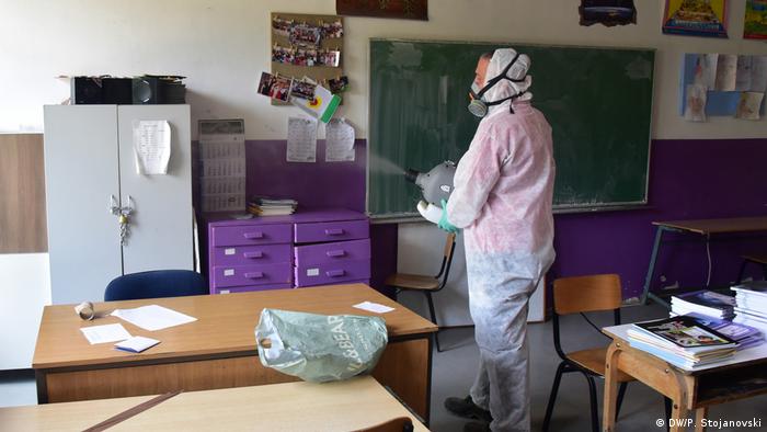 Дезинфицирање на училница пред минатогодишниот почеток на учебната година во С. Македонија.