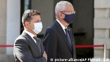 President of Ukraine Volodymyr Zelensky and Austrian President Alexander Van der Bellen, from left, with face masks attend a military ceremony ahead of their meeting in Vienna, Austria, Tuesday, Sept. 15, 2020. (AP Photo/Ronald Zak) |