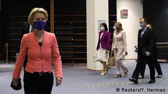 Άφιξη με μάσκα στο κτίριο του Ευρωπαϊκού Κοινοβουλίου