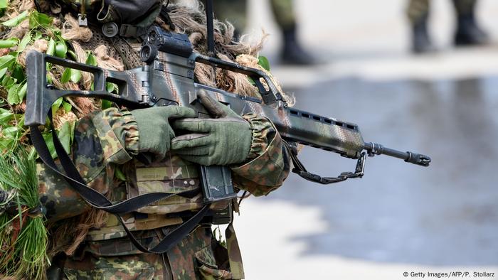  Un soldat allemand tient un fusil Heckler et Koch G36