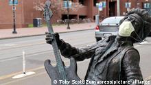 April 6, 2020, Seattle, United States: The Daryl Smith sculpture ''The Electric Lady Studio Guitar,'' a statue of the late rock guitarist Jimi Hendrix located on Seattle's Broadway Avenue, is pictured wearing a face mask..The original source of the COVID-19 outbreak in the United States, the Seattle-area has seen a drop in new cases. On Saturday, United States President Donald Trump announced the removal of 300 federal medical beds from the city for reallocation to other areas. (Credit Image: © Toby Scott/SOPA Images via ZUMA Wire |