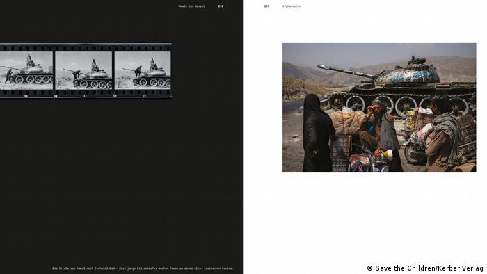 Panzer auf einer Straße in Afghanistan, vor dem Menschen stehen. Foto aus dem Bildband Ich lebe mit Bildern von Dominic Nahr für Save the Children. (Save the Children/Kerber Verlag)