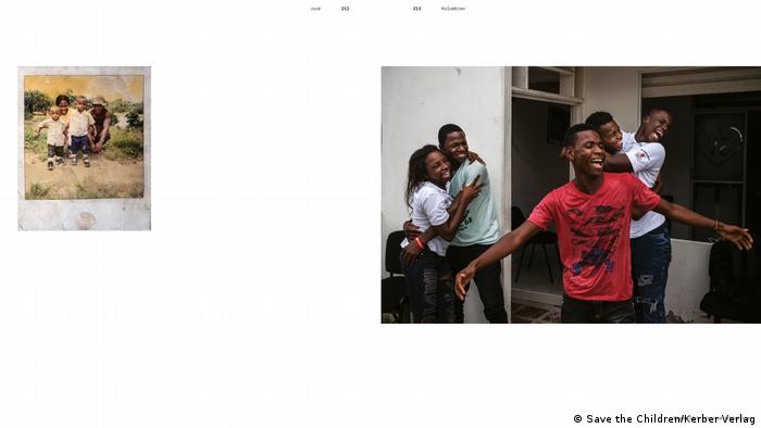 Ein kolumbianischer Jugendlicher tanzt mit einem roten T-Shirt über die Straße, daneben ist ein Polaroid mit Kindern darauf zu sehen. Foto aus dem Bildband Ich lebe mit Bildern von Dominic Nahr für Save the Children. (Save the Children/Kerber Verlag)