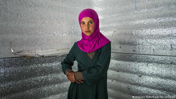 Amal (*nombre ficticio), dejó la ciudad sitiada de Homs, en Siria, a los 7 años. Ahora tiene 11 y vive en un campo de refugiados en Líbano. Es una niña muy triste y tranquila. Pero irradió una confianza inesperada en este retrato del fotógrafo Dominic Nahr, quien estaba tan impresionado por su fuerza interior que esta toma inspiró una serie entera de fotos sobre sobrevivientes de conflictos.