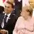 O presidente brasileiro, Jair Bolsonaro, e a chanceler federal da Alemanha, Angela Merkel, sentados um ao lado do outro durante uma cúpula do G20 no Japão em 2019