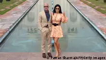 TIndien Jeff Bezos und Lauren Sanchez vor dem Taj Mahal