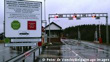 BRU92 - - VILNIUS, LITHUANIA : The frontier pictured during a visit of Belgian Minister of Interior Patrick Dewael to a custom post at the border between Lithuania and Belarus during a visit to strengthen the cooperation between the police services of the Belgium and Lithuania, Wednesday 19 November 2003. PETERxDExVOECHT PUBLICATIONxINxGERxSUIxAUTxONLY x1447406x