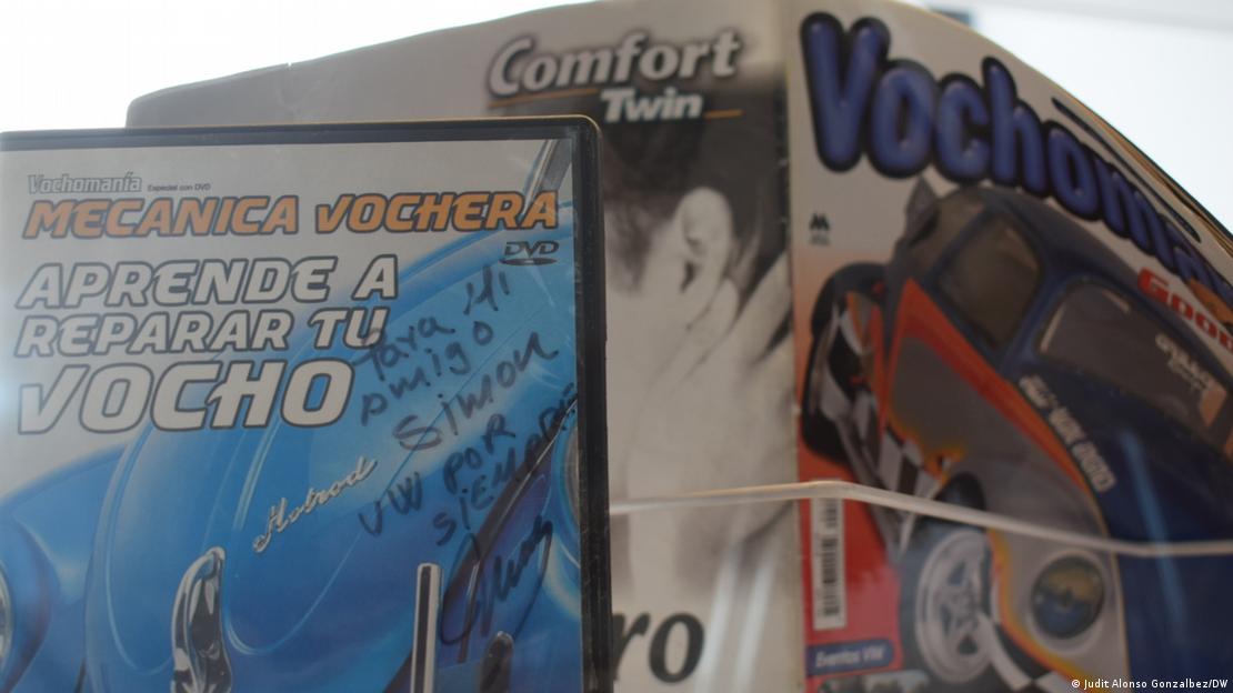 Hirzel hizo una primera estancia de seis meses en Puebla en 2012, donde se percató de la gran presencia de estos vehículos en la ciudad, así como de una publicación especializada en dicho modelo. Hirzel hizo una primera estancia de seis meses en Puebla en 2012, donde se percató de la gran presencia de estos vehículos en la ciudad, así como de una publicación especializada en dicho modelo.