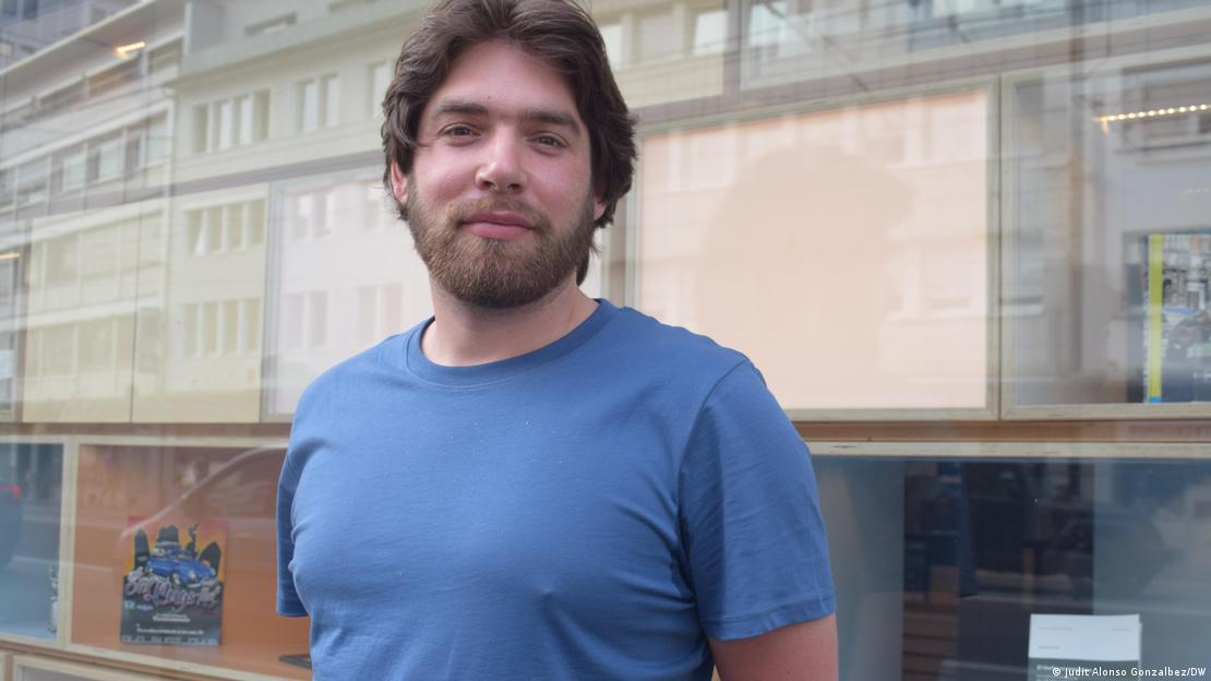 El antropólogo cultural en la entrada del museo. El antropólogo cultural en la entrada del museo.