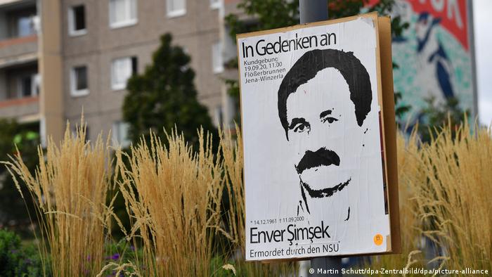 Ein Plakat zeigt eine Zeichnung von Enver Simsek 