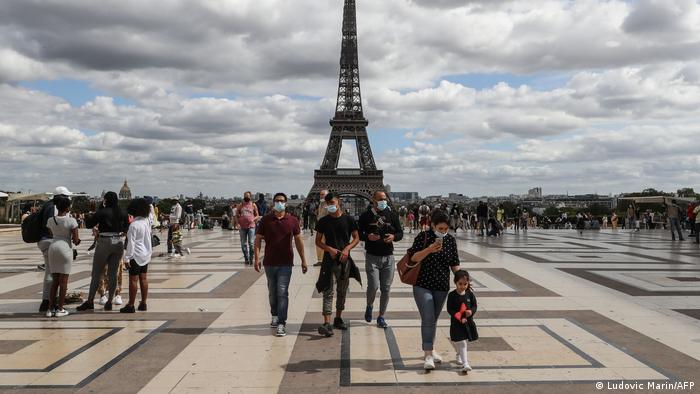Frankreich I Coronavirus | Menschen mit Mundschutzmasken am Eiffelturm