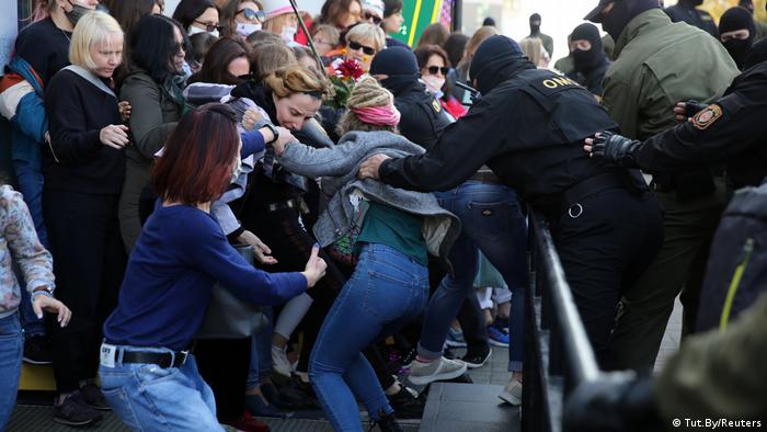 الشرطة تعتقل نساء خلال مسيرة مناهضة للرئيس البيلاروسي ألكسندر لوكاشينكو (19/9/2020)