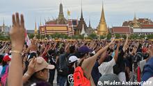 19/09/2020 *** Pro-democracy protesters hold up the three-finger salute on Sanam Luang field next to the Grand Palace in Bangkok on September 20, 2020, following an overnight anti-government demonstration. - Thai student activists are set to defy authorities and march to the seat of government on September 20, after staging the biggest protest in years in which demonstrators demanded reforms to the unassailable monarchy. (Photo by Mladen ANTONOV / AFP)