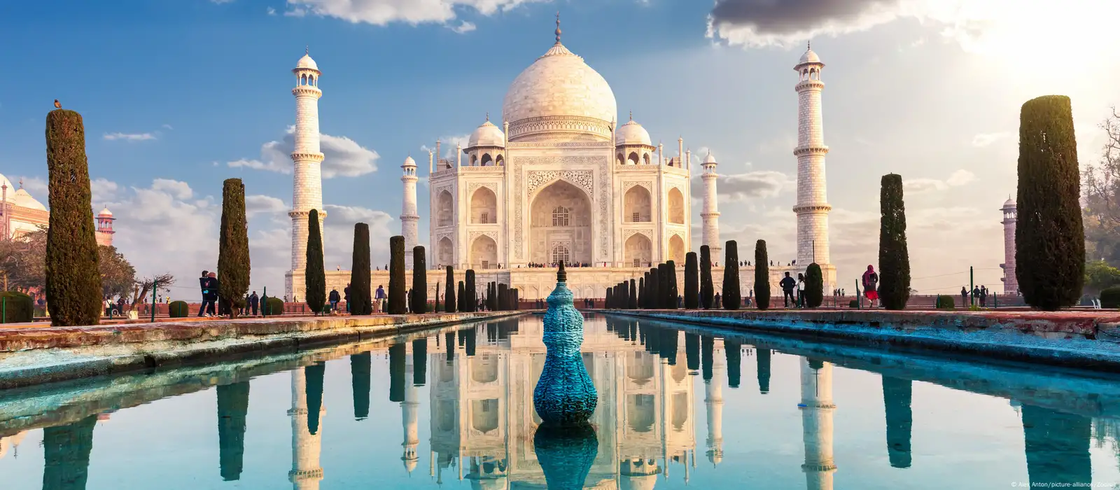 India Pandemic destroys Taj Mahal tourism DW 06 07 2021