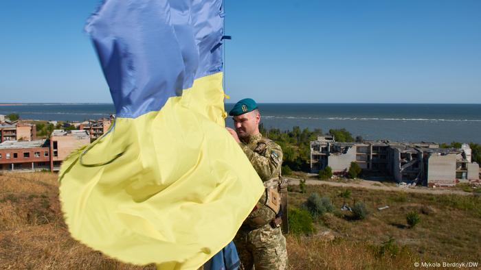 Кладбище украинских солдат с флагами фото картинки