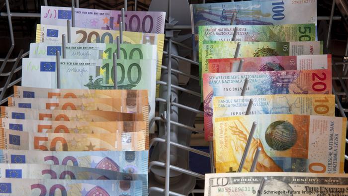 Die FinCEN Files zeigen es: International läuft die Geldwäsche weiter: Geldscheine in der Geschirrspülmaschine
