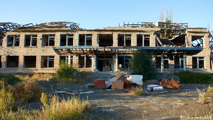 Разрушенное здание школы в Широкино
