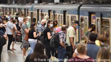 Maskenpflicht im oeffentlichen Personennahverkehr. U-Bahn Muenchen am 29.07.2020. Auf dem Bahnsteig warten Fahrgaeste vor dem einfahrenden Zug -alle tragen Masken. Mund-Nasen-Schutz.Munschutz,Maske, OEPNV,oeffentlicher Personennahverkehr, Nahverkehr,MVG,U-Bahn,Metro. *** Mask obligation in public transport U Bahn Muenchen on 29 07 2020 On the platform waiting passengers in front of the arriving train all wear masks mouth nose protection mouth protection,mask,OEPNV,public transport,MVG,U Bahn,Metro 