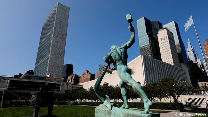 Mačeve prekovati u plugove - skulptura pred sjedištem UN-a u New Yorku