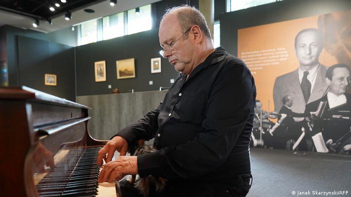 Polen Warschau | Auktion Wladyslaw Szpilman Andrzej plays the piano that will be auctioned.