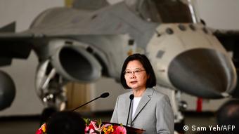 台湾在澎湖设有空军基地。图为2020年9月,蔡英文前往该基地视察 台湾在澎湖设有空军基地。图为2020年9月,蔡英文前往该基地视察