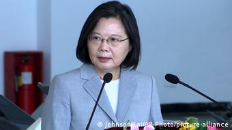 Closeup photo of Taiwan Präsident Tsai Ing-wen at a microphone