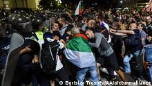 SOFIA, BULGARIA - SEPTEMBER 22: Protesters clash with police officers during an anti-government protest in front of the new Parliament Building in Sofia, Bulgaria on September 22, 2020. Borislav Troshev / Anadolu Agency | Keine Weitergabe an Wiederverkäufer.
